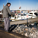 Den nylagte stensætning får lidt vand for at dæmpe støvskyer og for på sigt, 
                                               			at give stenene samme farve som de gamle...